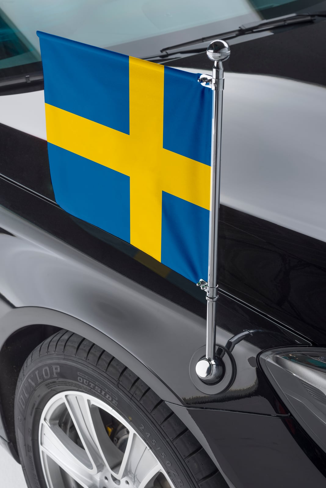Verchromter Standartenhalter mit Nationalflagge am vorderen Kotflügel einer gepanzerten Limousine auf Basis einer Mercedes-Benz S-Klasse