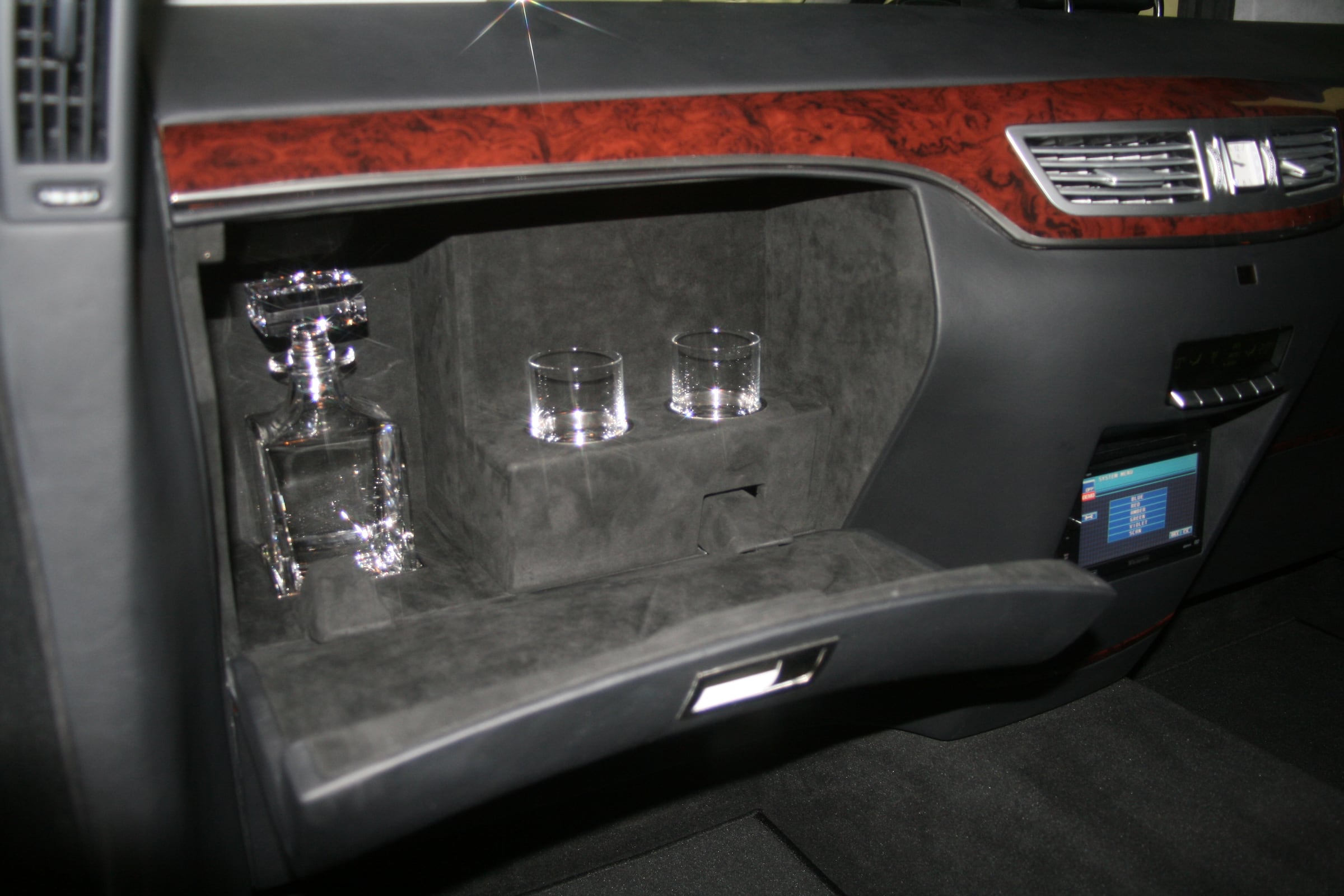 Trennwand mit Barfach und Monitor in einer gepanzerten Limousine