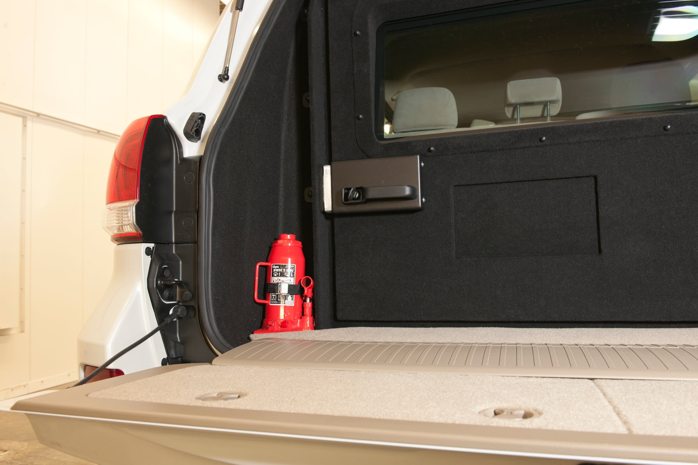 Laderaum eines gepanzerten SUVs mit verstärktem Wagenheber und abschließbarer Box