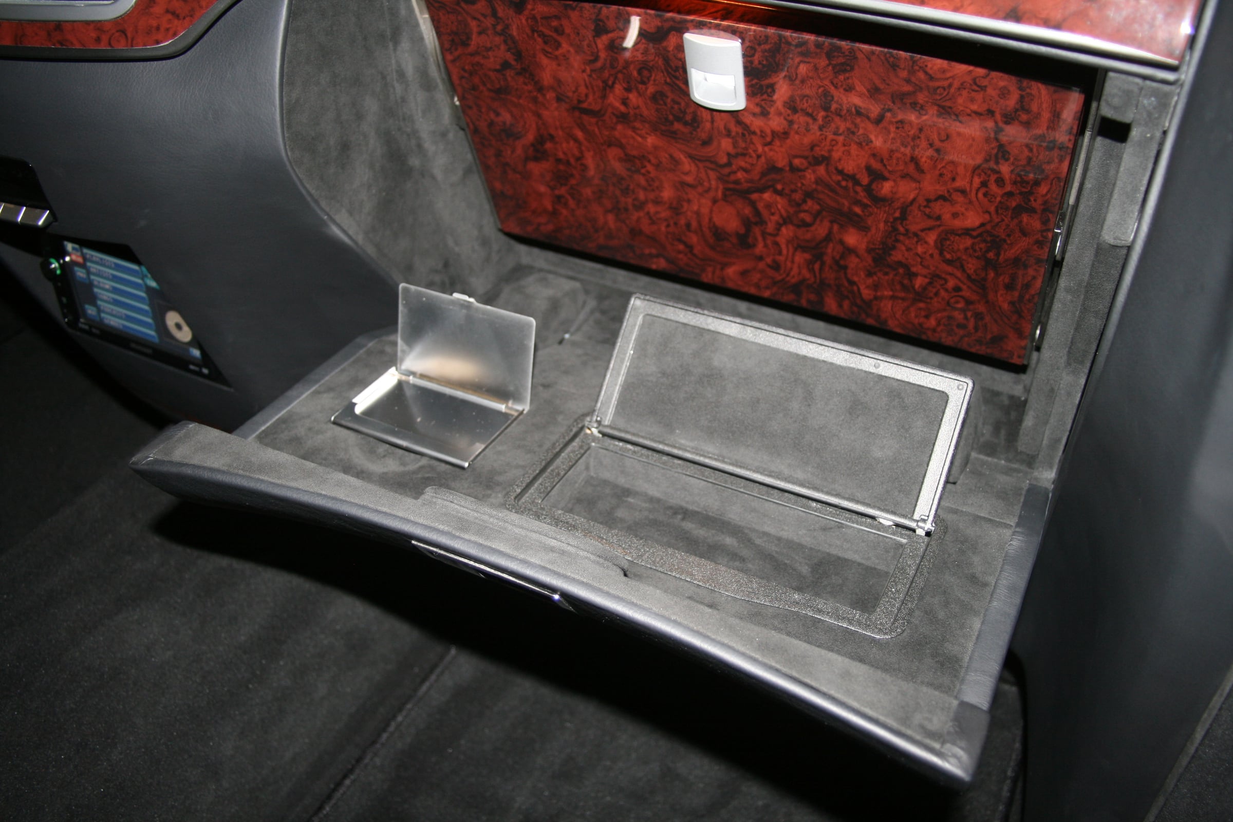 Ablagefächer mit Holzfurnier in der Trennwand einer gepanzerten Limousine