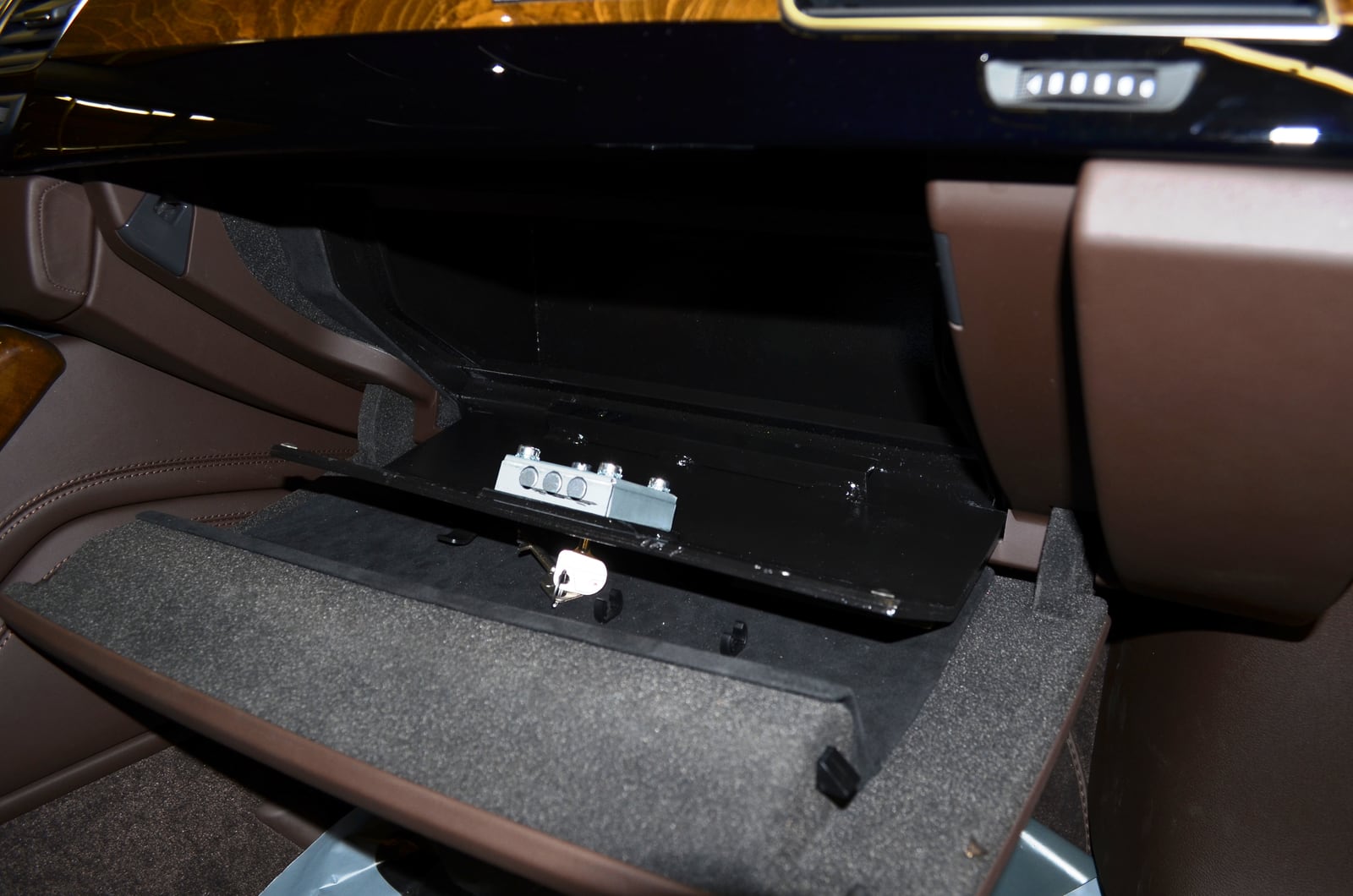 In das Handschuhfach einer gepanzerten Limousine integrierter abschließbarer Safe