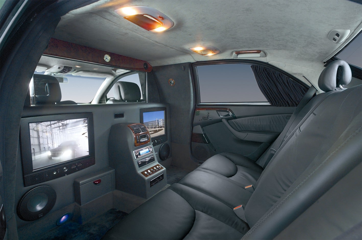 Trennwand mit zwei Monitoren und einer Medienkonsole in einer verlängerten Limousine