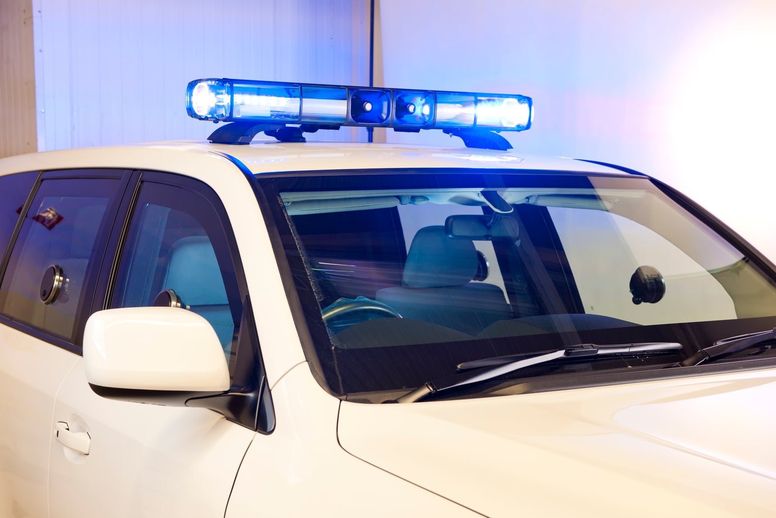 Gepanzerte Toyota Land Cruiser mit blauen Lichtbalken auf dem Dach bei TRASCO