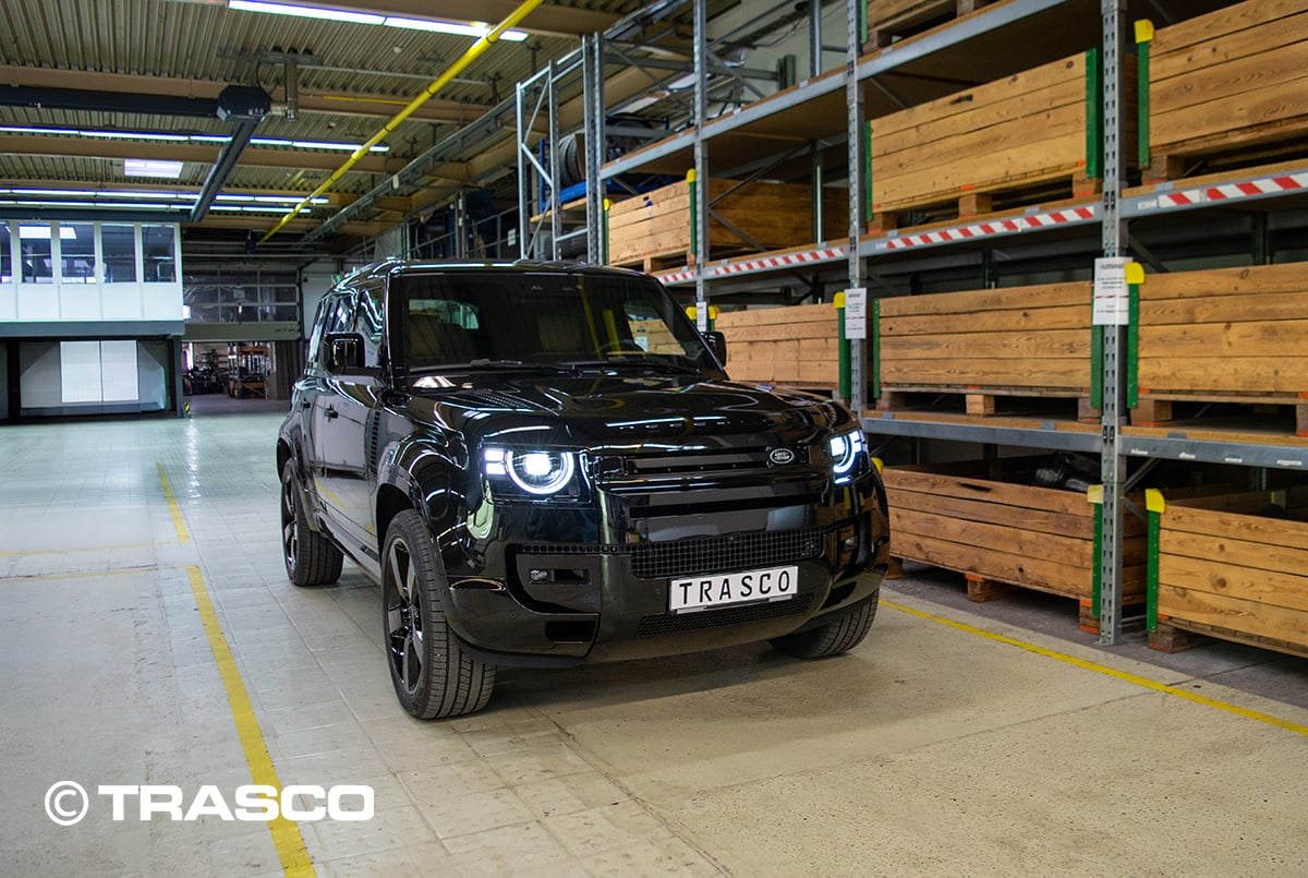 Defender 110 V8 mit A-KIP®-Schutz in Santorini Black – Frontansicht