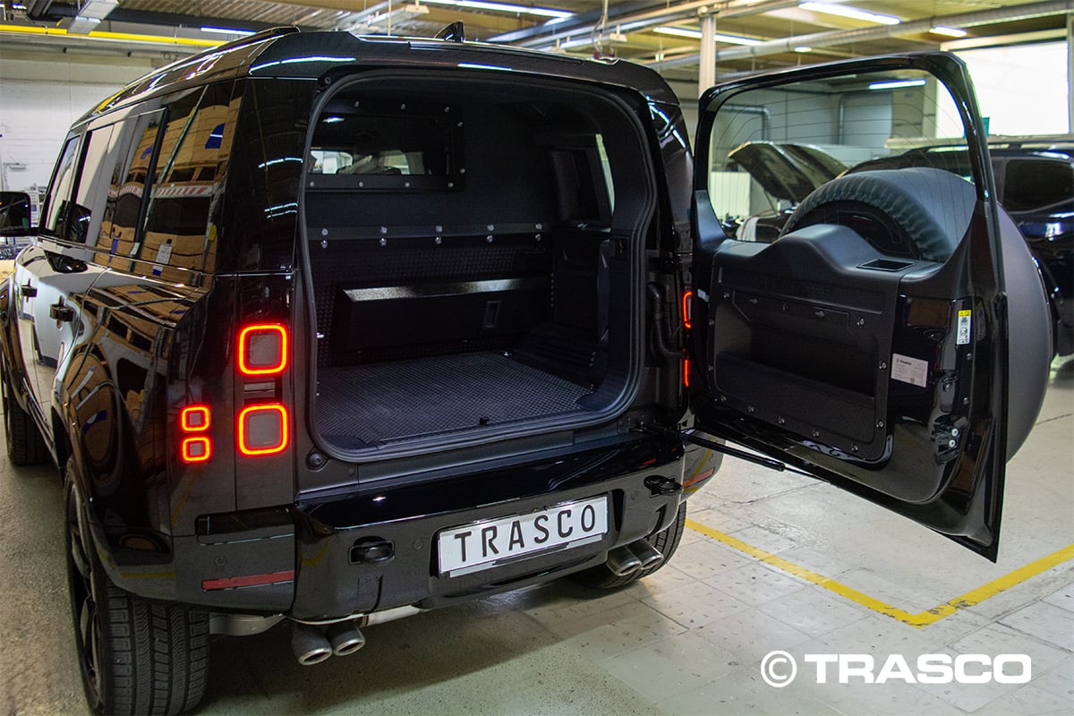 Defender 110 V8 mit A-KIP®-Schutz – Heckansicht