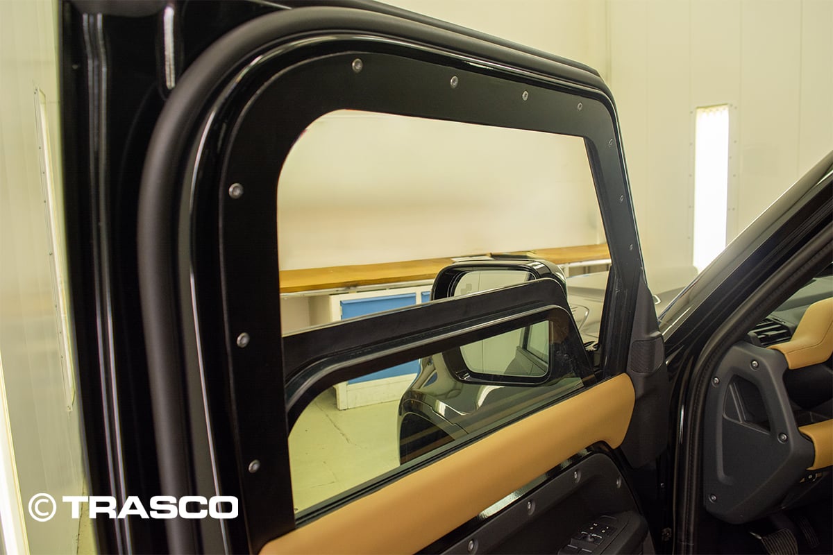 Defender 110 V8 mit A-KIP®-Schutz – Detail des ballistischen Glases