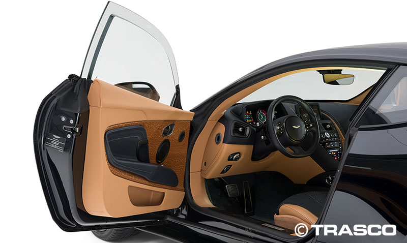Gepanzerter Aston Martin DB11 von TRASCO: geöffnete Tür mit Innenraum