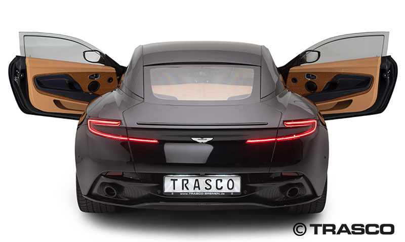 Gepanzerter Aston Martin DB11 von TRASCO, Heckansicht mit beiden Türen geöffnet