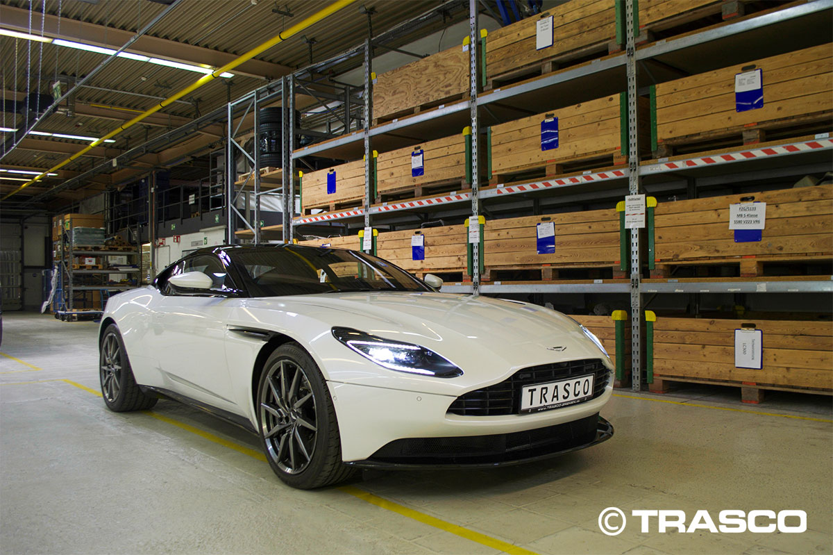 Gepanzerter Aston Martin DB11 von TRASCO in Weiß im TRASCO-Werk