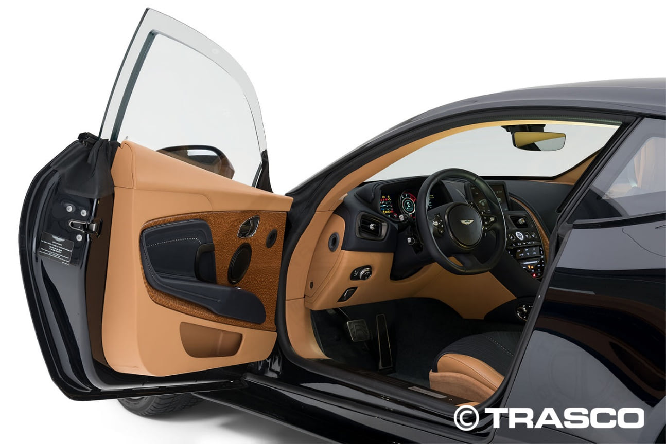 Gepanzerter Aston Martin DB11 von TRASCO, geöffnete Tür mit Cockpit