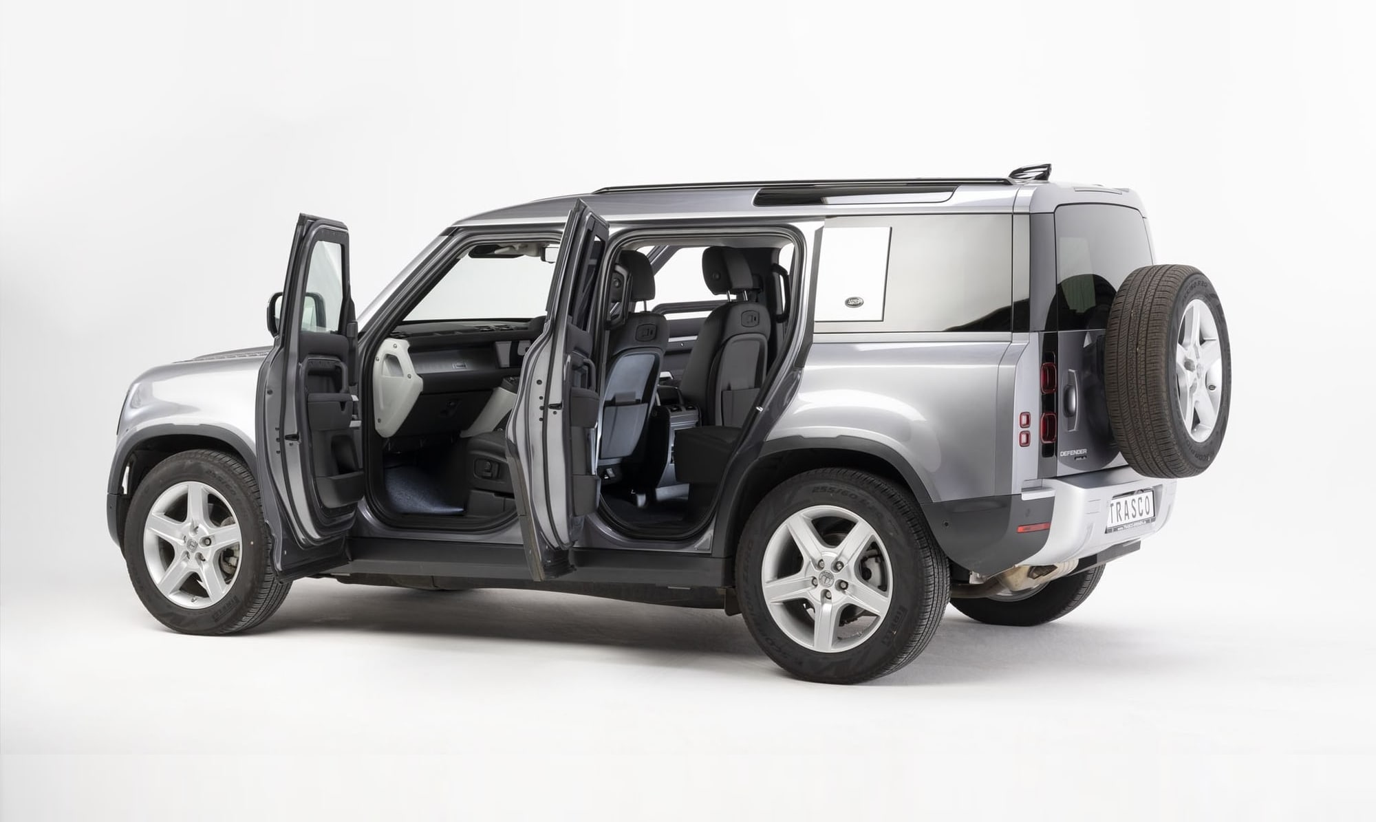 Defender 110 із захистом A-KIP® компанії TRASCO з усіма відчиненими дверима