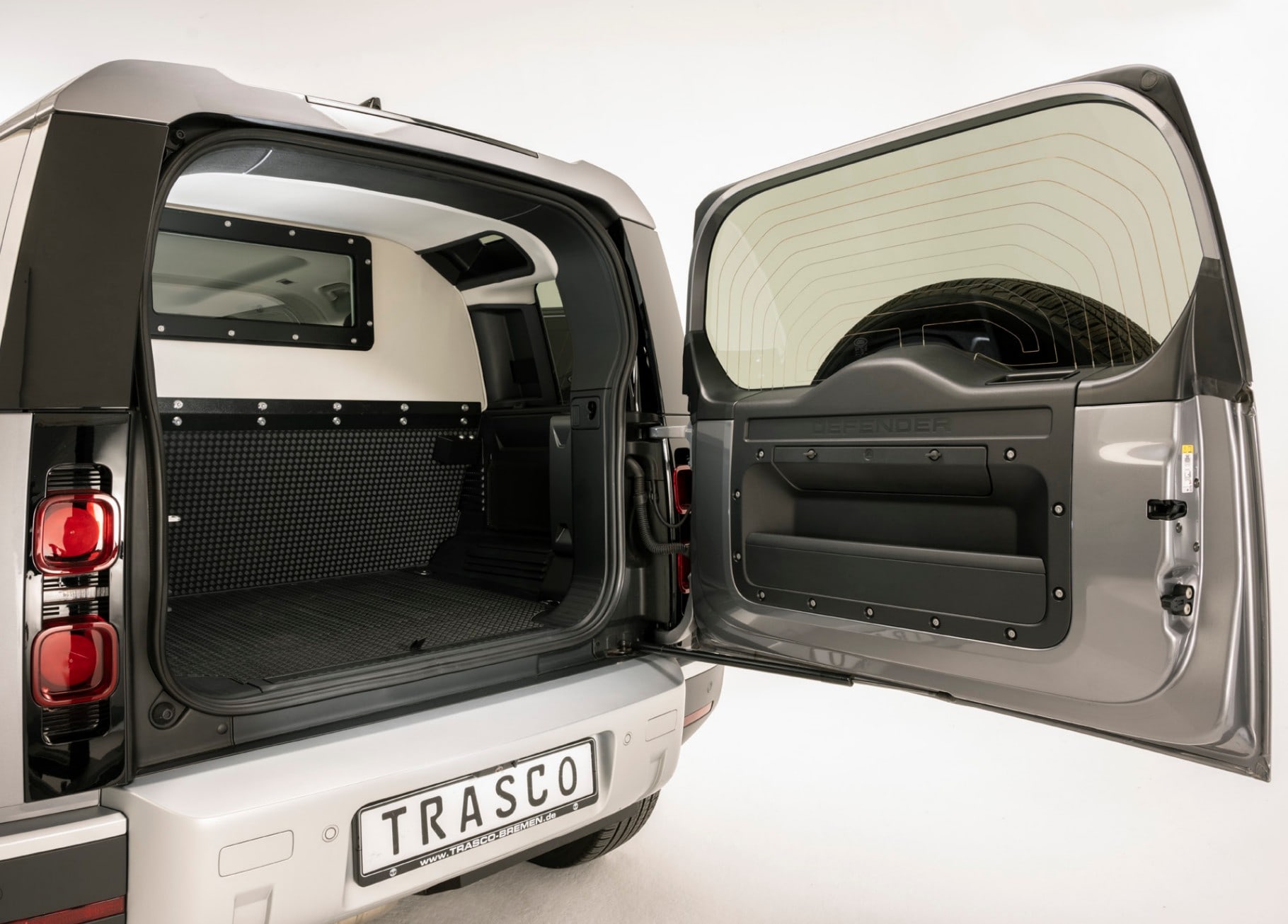 Defender 110 із захистом A-KIP®, відчинені задні двері й перегородка