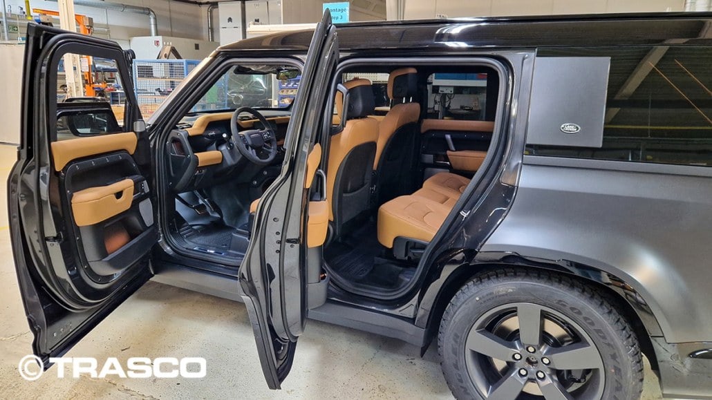 Defender 130 із захистом A-KIP®, відчинені бокові двері