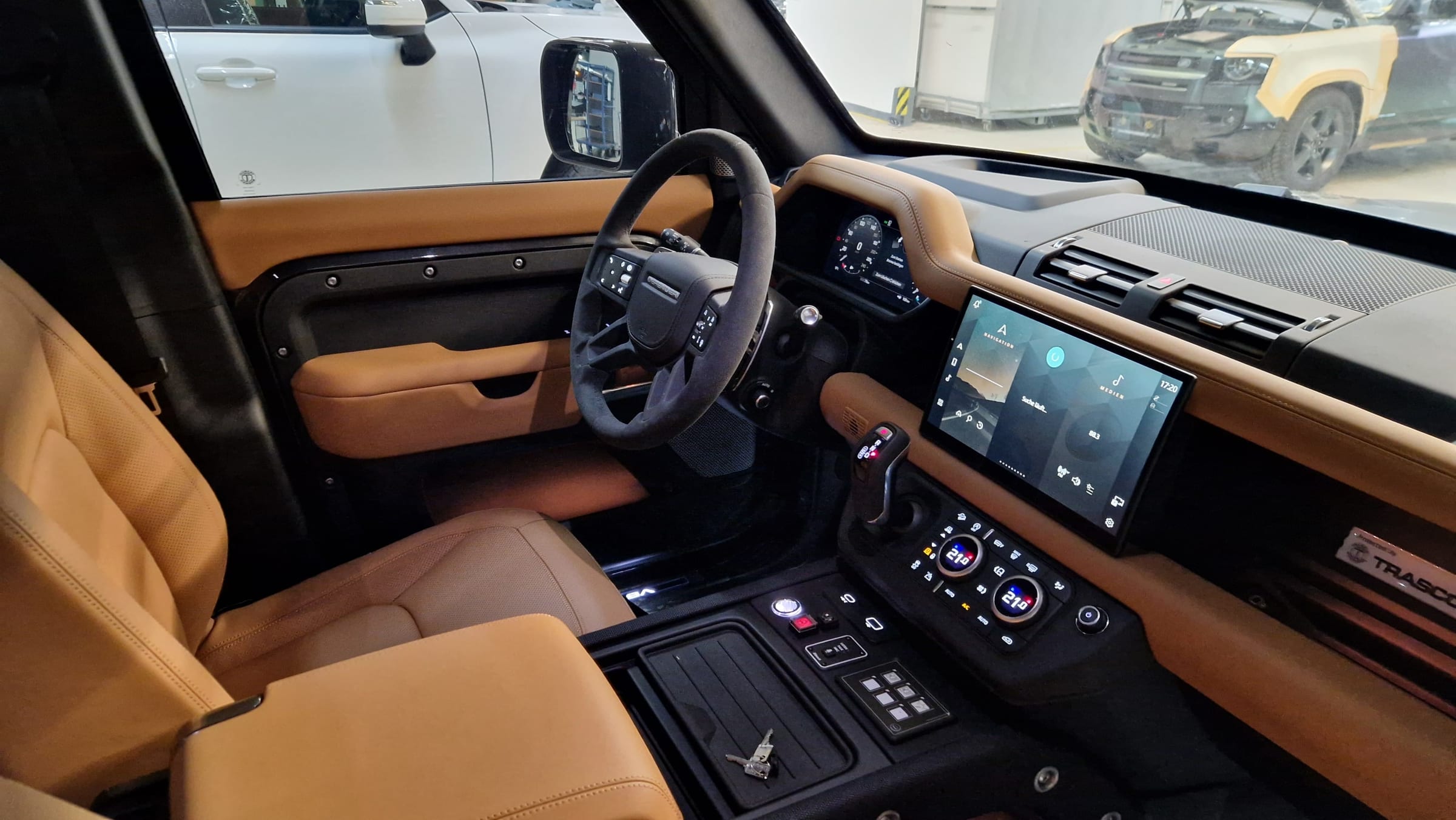 Місце водія позашляховика Defender 130 із захистом A-KIP®
