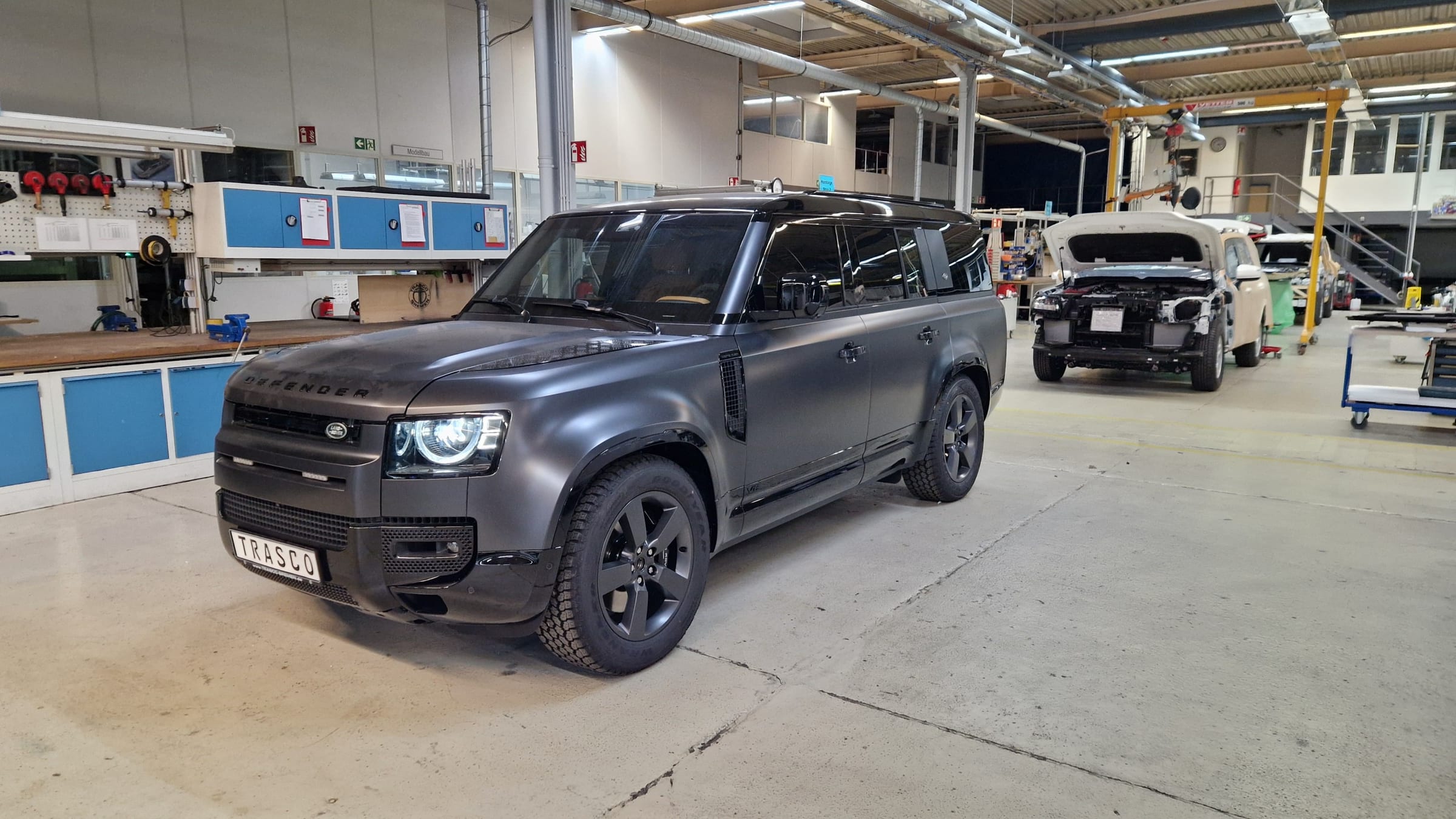 Defender 130 із захистом A-KIP® на заводі TRASCO, вигляд спереду