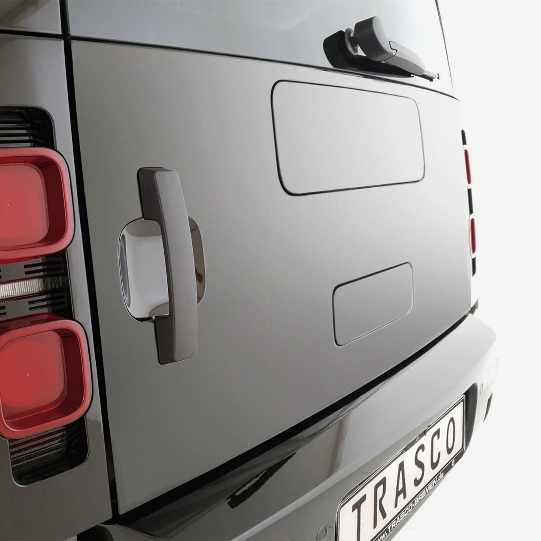 Двері багажного відділення позашляховика Defender 130 із захистом A-KIP®