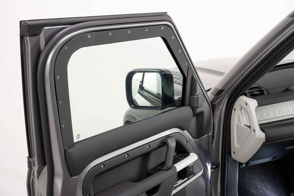 Балістичне скло в передніх дверях позашляховика Defender із захистом A-KIP®