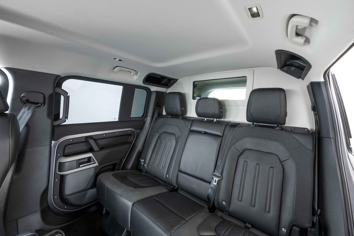 Задні сидіння й захищена зона даху позашляховика Defender 110 із захистом A-KIP®
