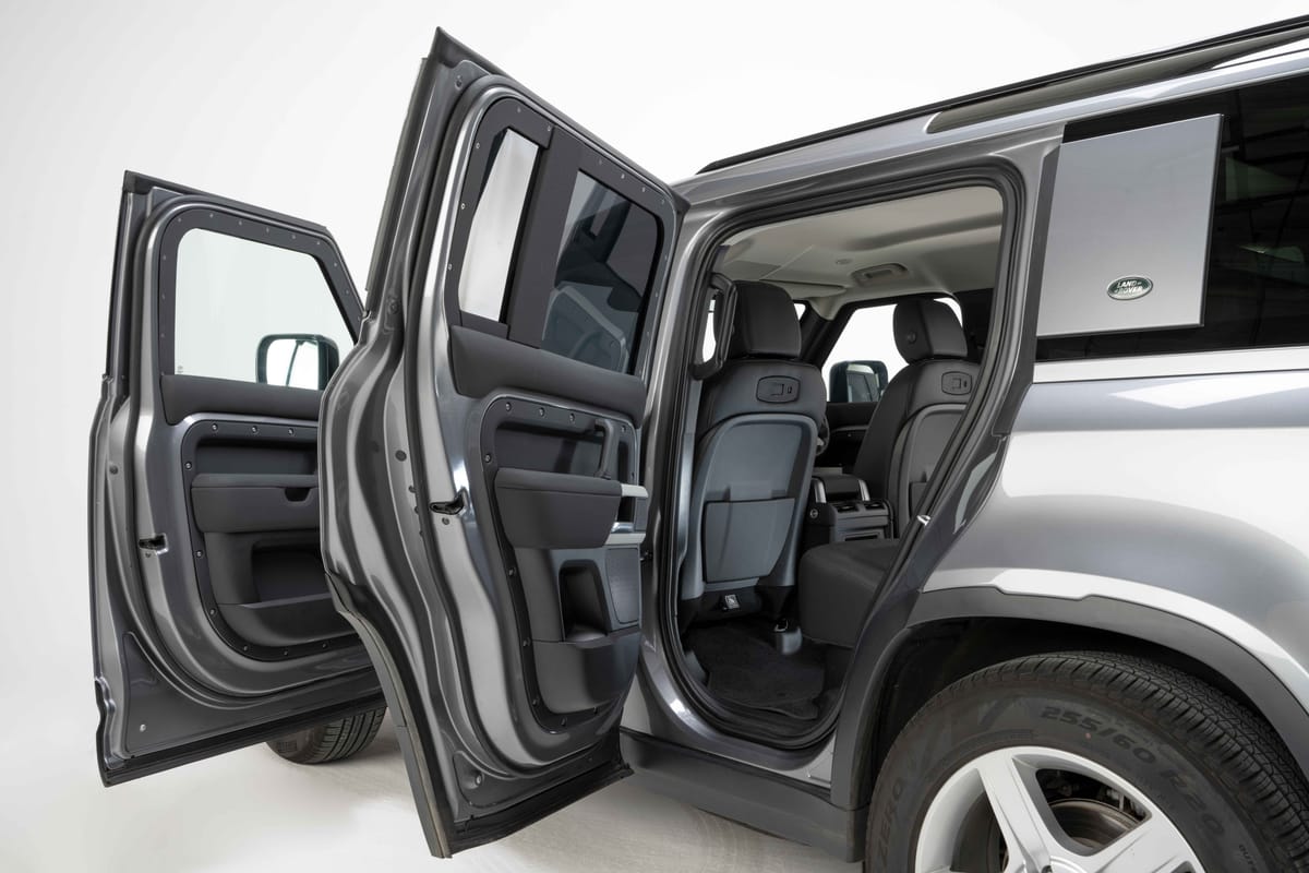 Defender 110 із захистом A-KIP®, відчинені двері й захищена підлога в зоні ніг