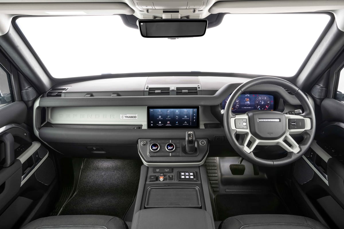 Місце водія та балістичне лобове скло позашляховика Defender із захистом A-KIP®