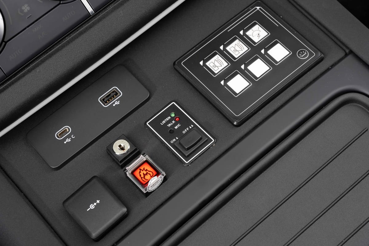 Панель керування системами в салоні позашляховика Defender із захистом A-KIP®