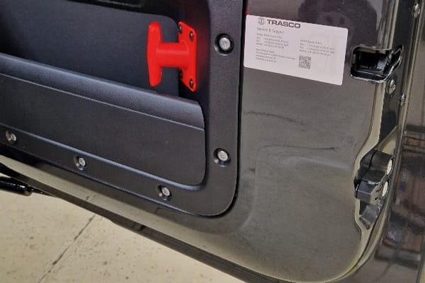 Аварійне розблокування на дверях багажного відділення позашляховика Defender 130 із захистом A-KIP®