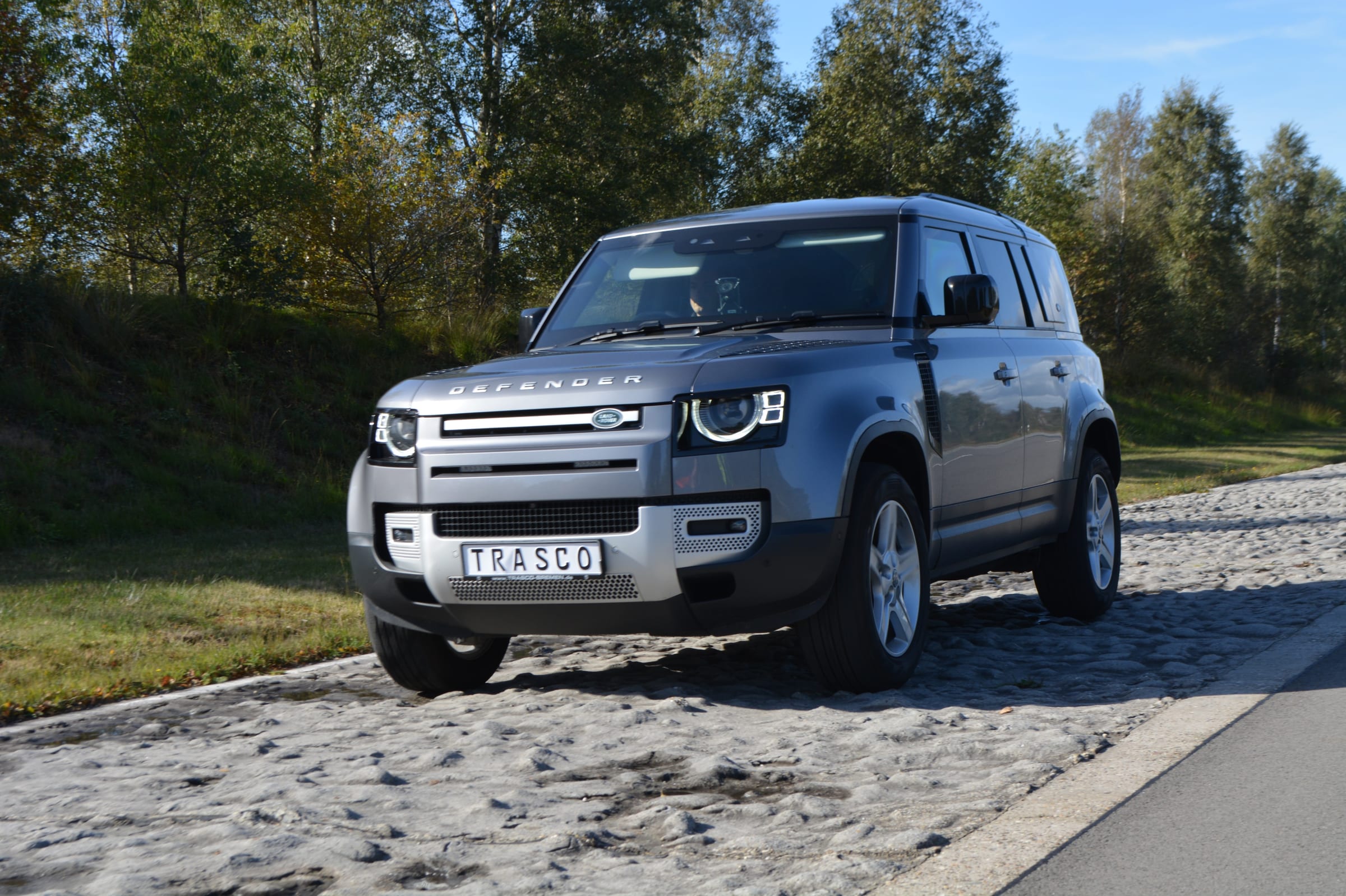Defender 110 із захистом A-KIP® під час ходових випробувань на бруківці в Папенбурзі