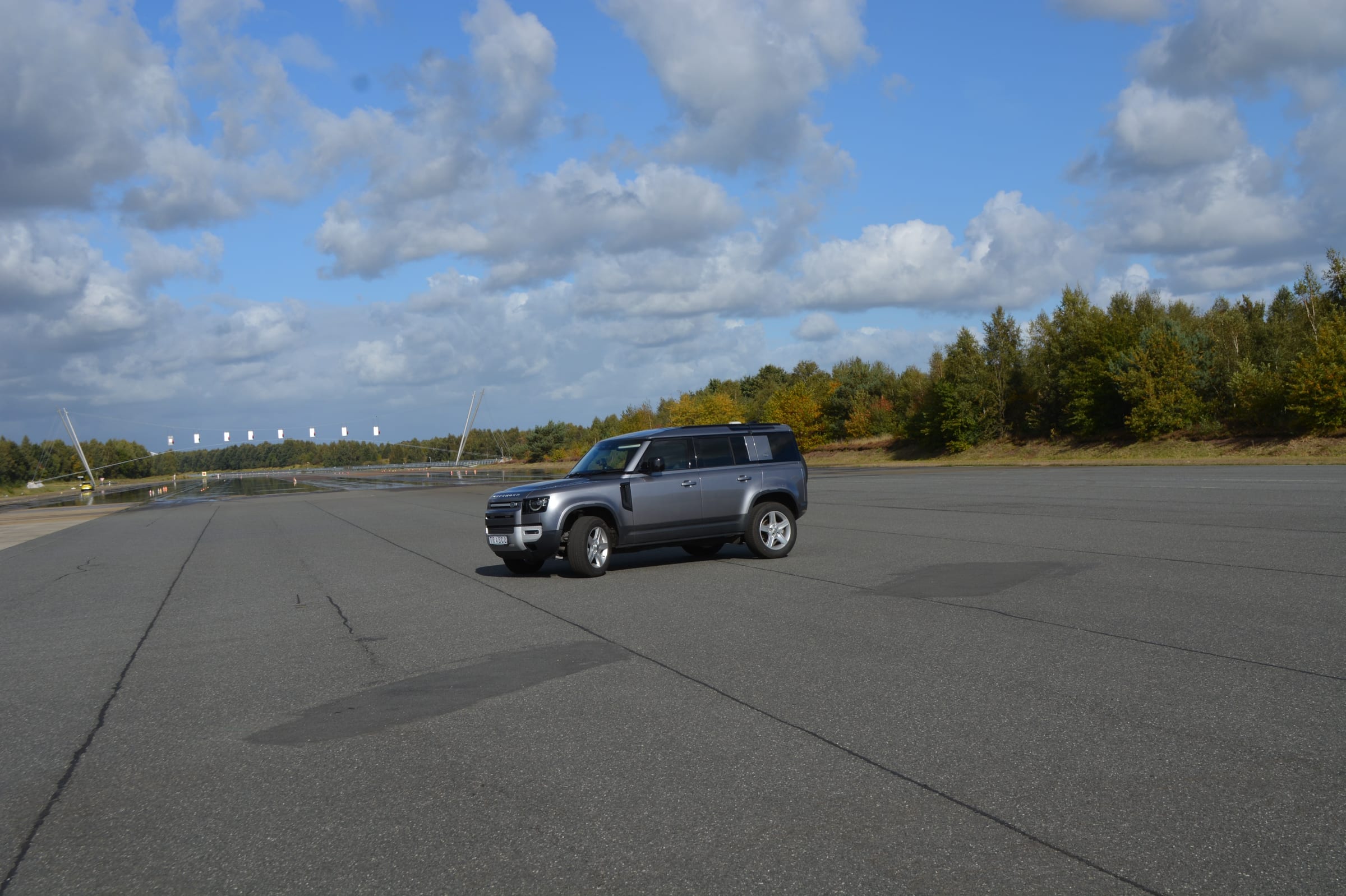 Defender із захистом A-KIP® під час випробувань на трасі аеродрому