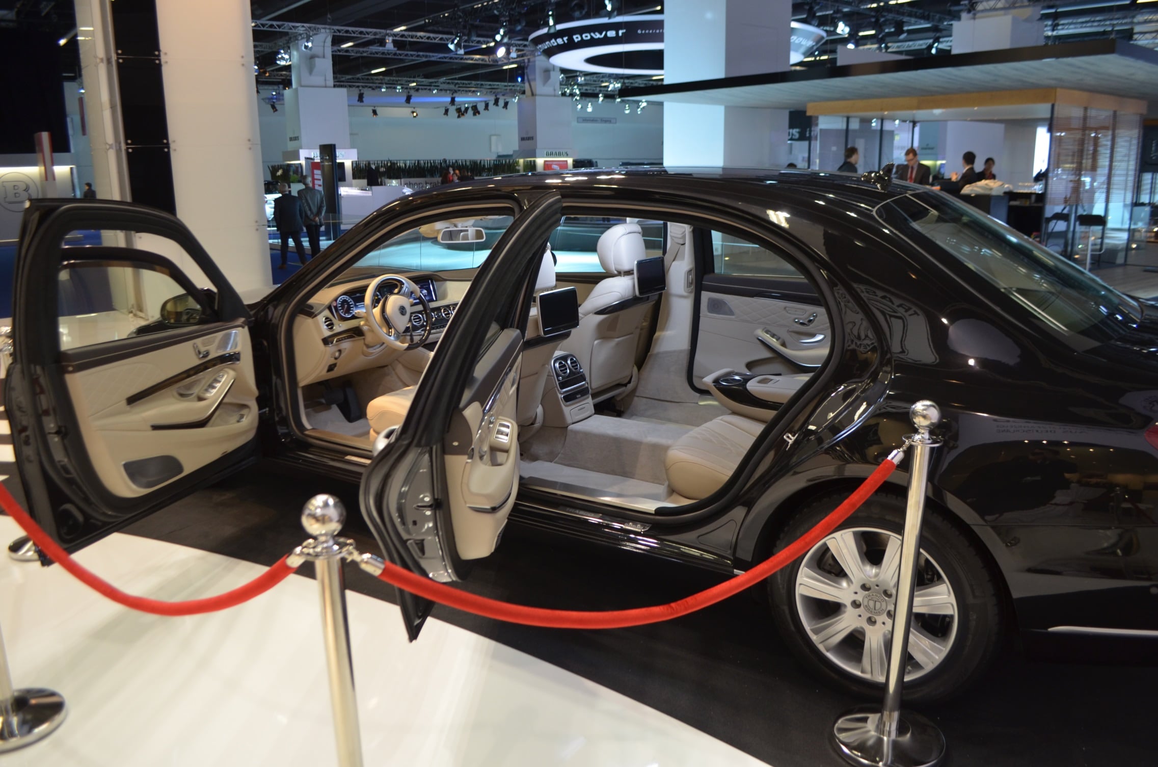 Відчинені подовжені передні й задні двері на виставці IAA 2015, лімузин на базі Mercedes-Benz S 600 L (V222)