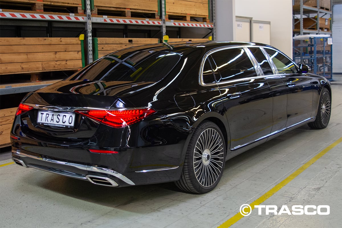 Подовжений лімузин від TRASCO на базі Mercedes-Maybach S 680, вигляд ззаду на три чверті