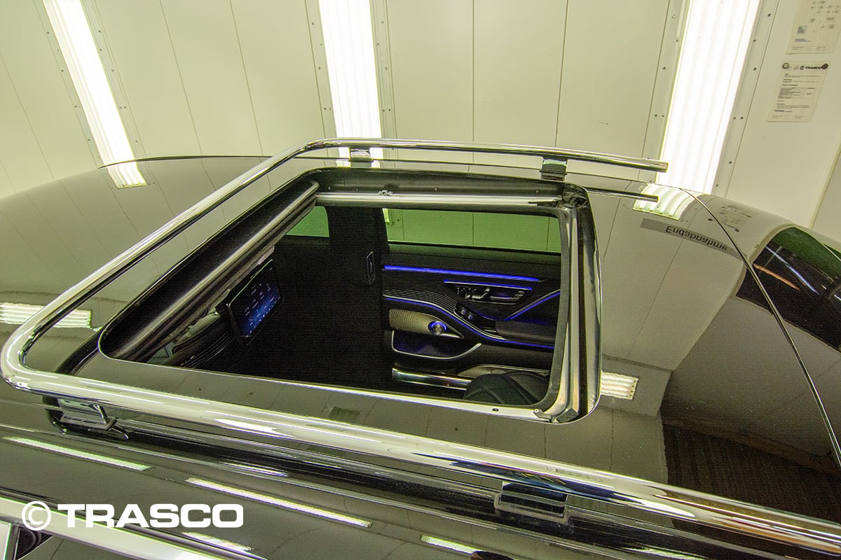 Verlängerte Limousine von TRASCO auf Basis des Mercedes-Maybach S 680: elektrisch betriebenes Parade-Schiebedach mit Haltestange