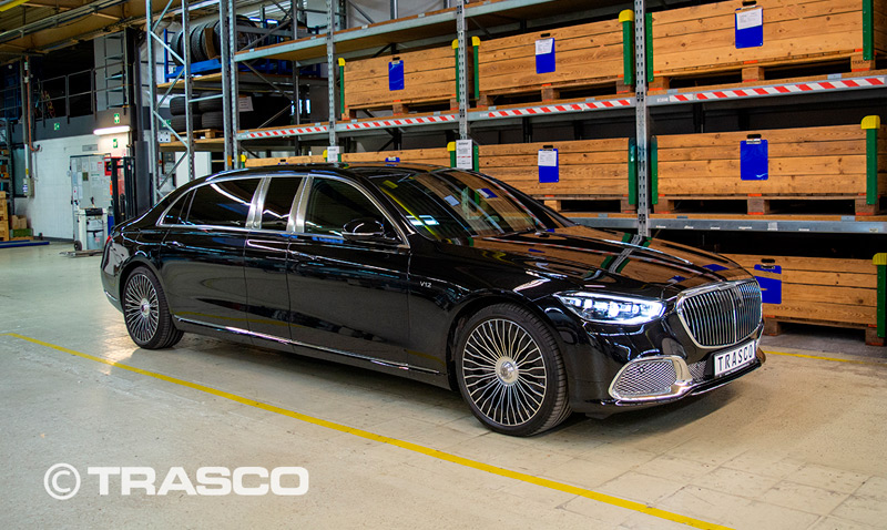 Verlängerte Limousine von TRASCO auf Basis des Mercedes-Maybach S 680, Dreiviertelansicht von vorn