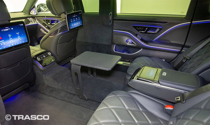 Verlängerte Limousine von TRASCO auf Basis des Mercedes-Maybach S 680: Fond mit Arbeitstisch