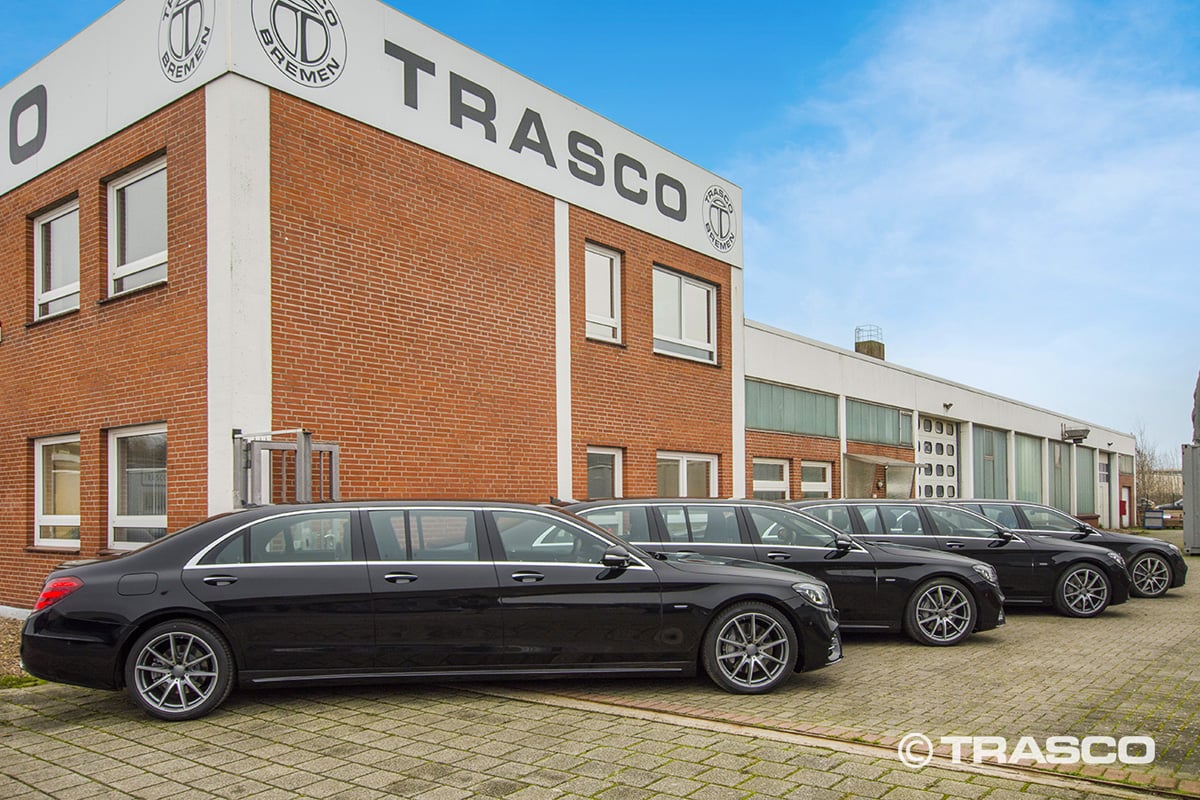 Подовжені лімузини на базі Mercedes-Benz S-Класу (V222) перед заводом TRASCO в Бремені