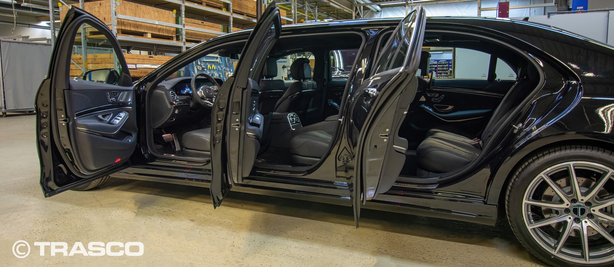 Шестидверний лімузин від TRASCO на базі Mercedes-Benz S-Класу (V222), усі двері відчинені
