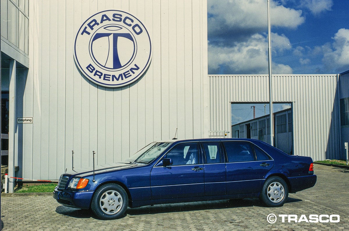 Лімузин на базі Mercedes-Benz S-Класу (W140) перед заводом TRASCO в Бремені