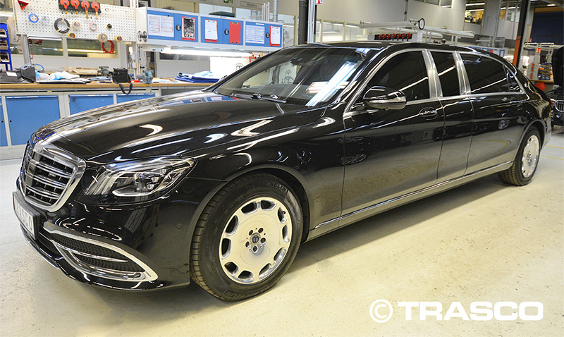 Verlängerte Limousine von TRASCO auf Basis des Mercedes-Benz S 680 GUARD, Dreiviertelansicht von vorn