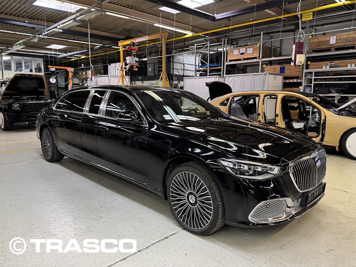Подовжений лімузин від TRASCO на базі Mercedes-Maybach S 680, вигляд спереду на три чверті на заводі TRASCO