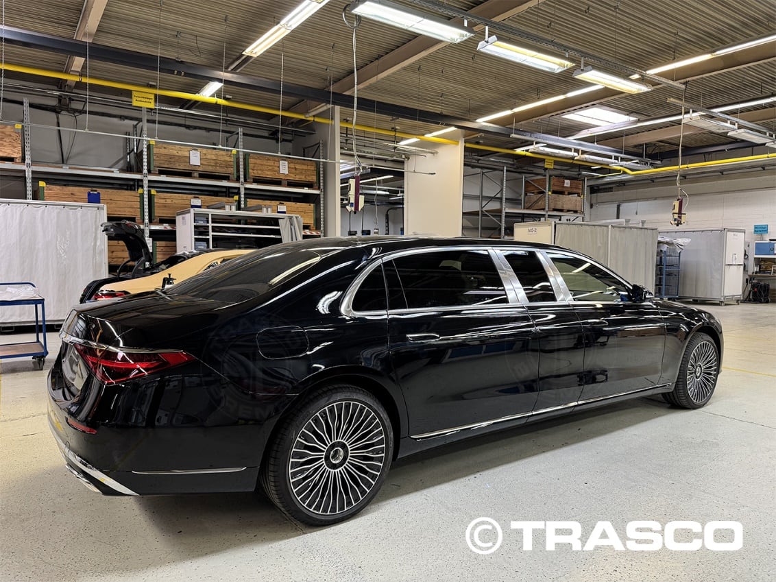 Подовжений лімузин від TRASCO на базі Mercedes-Maybach S 680, вигляд ззаду на три чверті