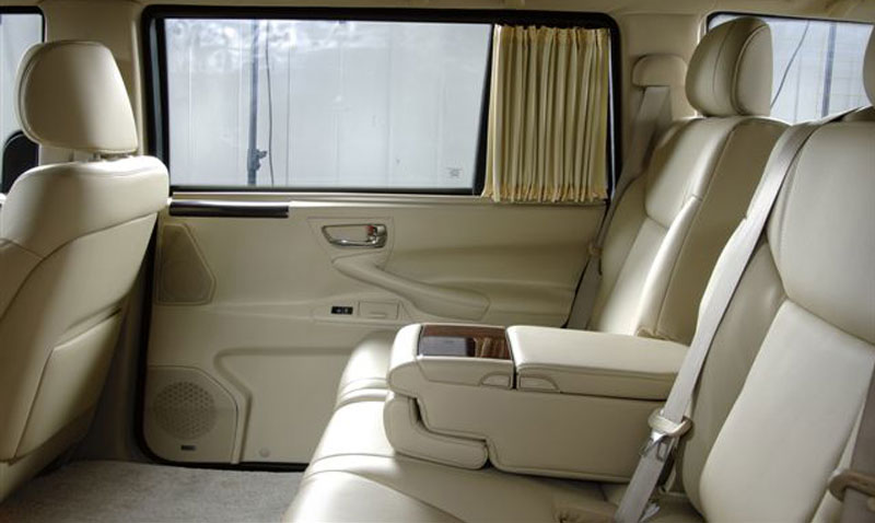 Lexus LX à empattement allongé, blindé par TRASCO : sièges arrière avec rideaux