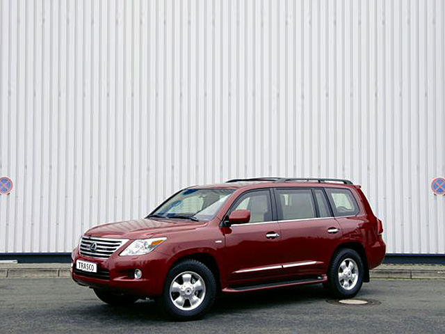 Lexus LX à empattement allongé, blindé par TRASCO, vue de trois quarts avant