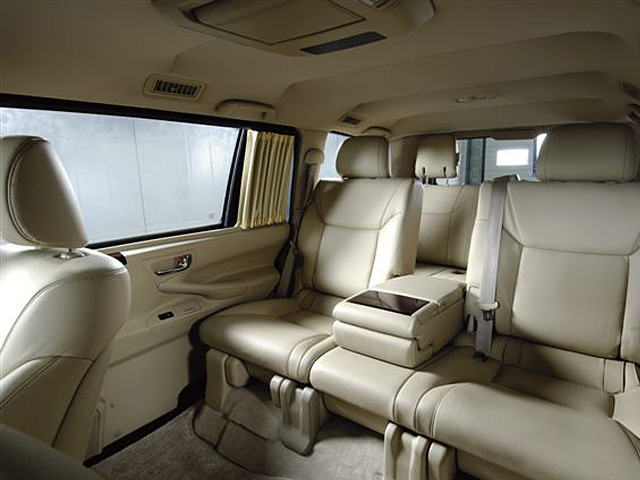 Lexus LX à empattement allongé, blindé par TRASCO, sièges arrière avec console centrale