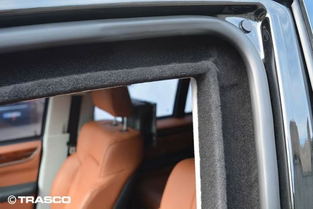 Lexus LX 600 blindé par TRASCO : arête du verre balistique dans la porte
