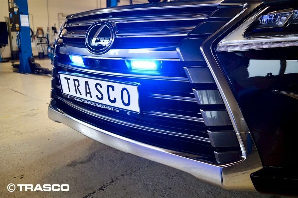 Lexus LX 600 blindé par TRASCO, feux à éclats LED dans la calandre