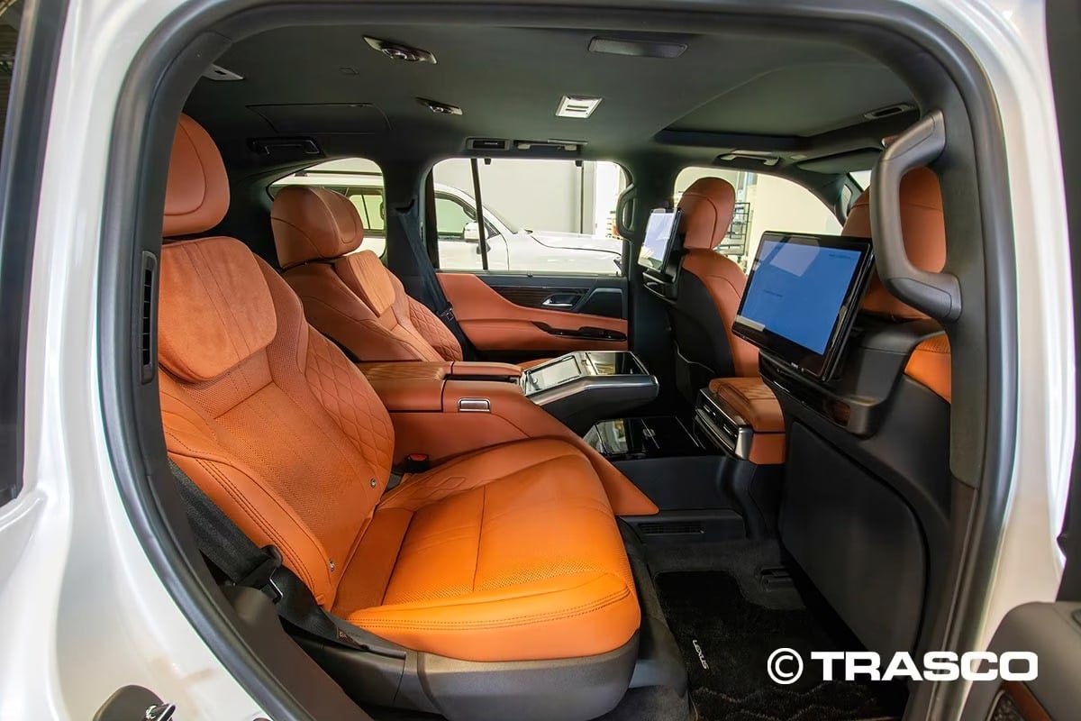 Lexus LX 600 blindé par TRASCO : places arrière avec sièges en cuir et système de divertissement arrière