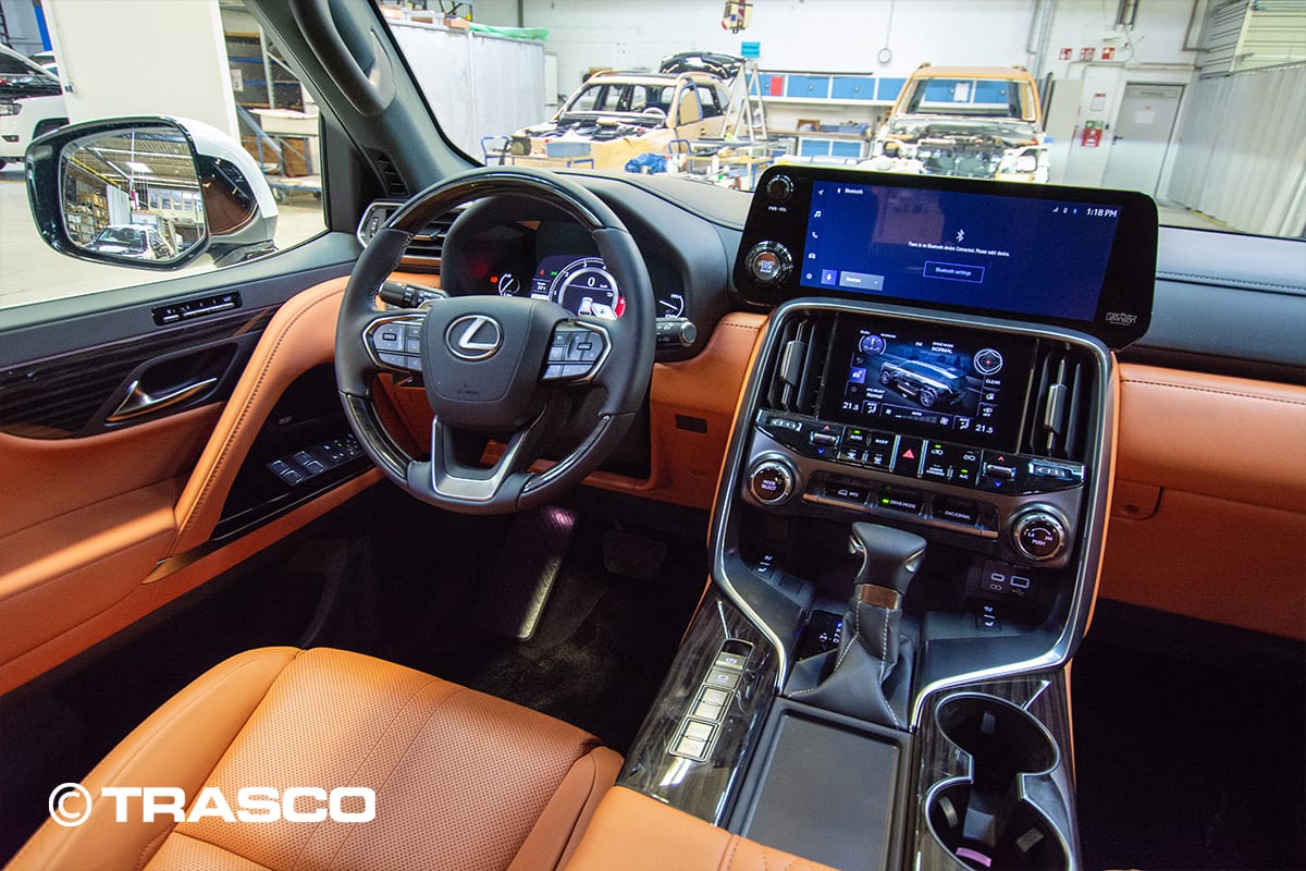 Lexus LX 600 blindé par TRASCO, poste de conduite avec intérieur cuir