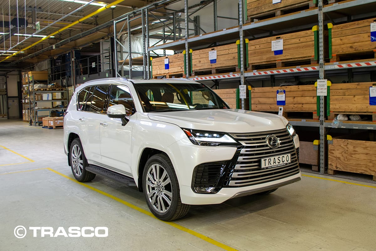 Lexus LX 600 blindé par TRASCO, vue de trois quarts avant à l’usine TRASCO