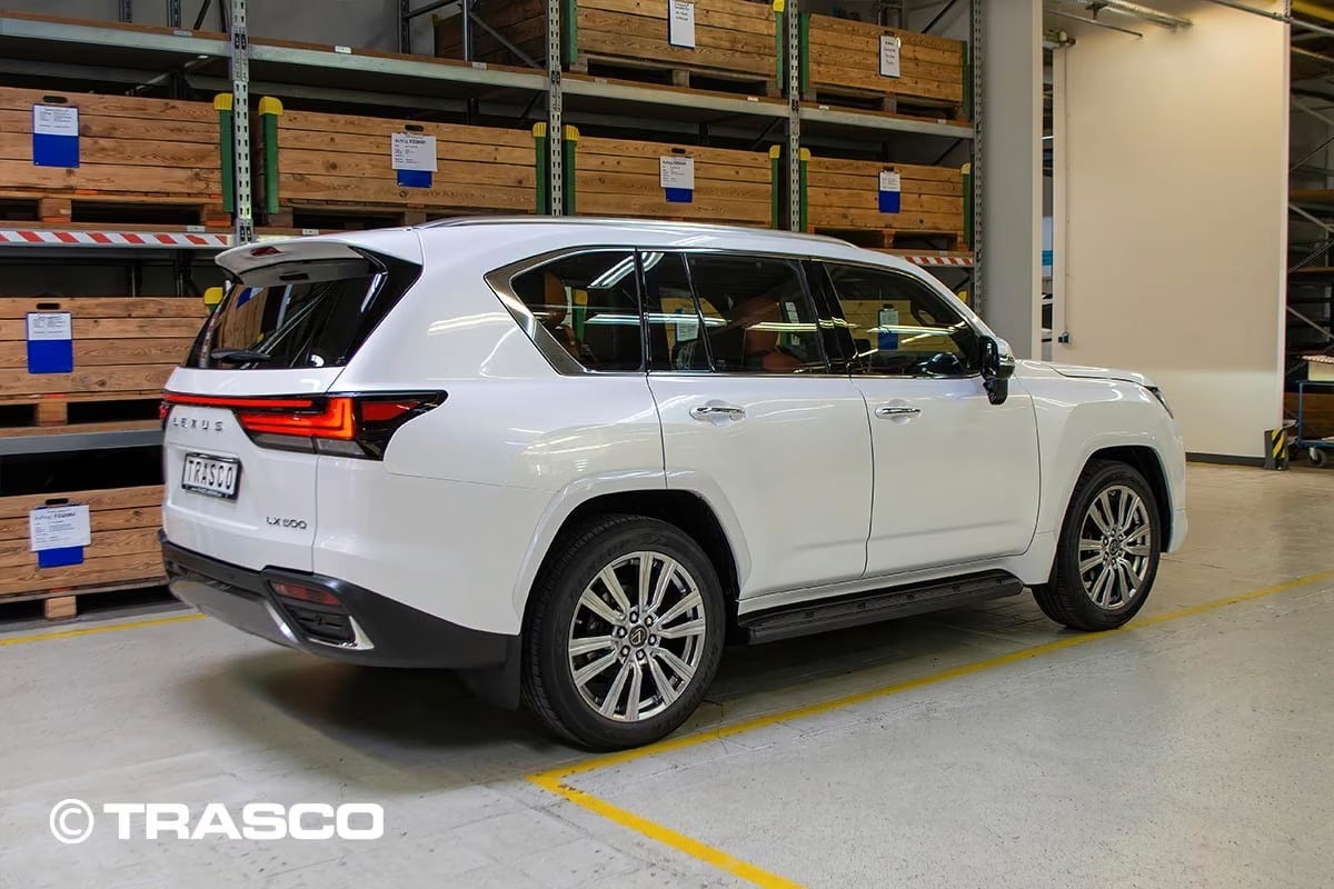 Lexus LX 600 blindé par TRASCO, vue de trois quarts arrière