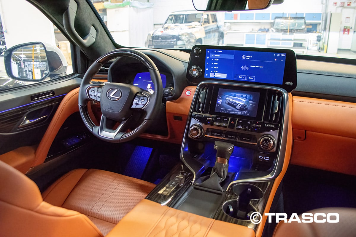 Lexus LX 600 blindé par TRASCO, poste de conduite et intérieur cuir