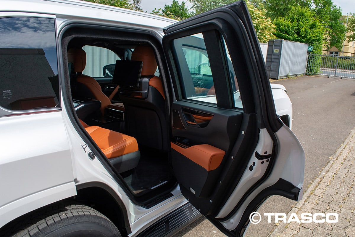 Lexus LX 600 blindé par TRASCO, porte passager arrière ouverte